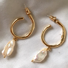 Load image into Gallery viewer, The Girl with her Pearl Earrings - Terra Soleil